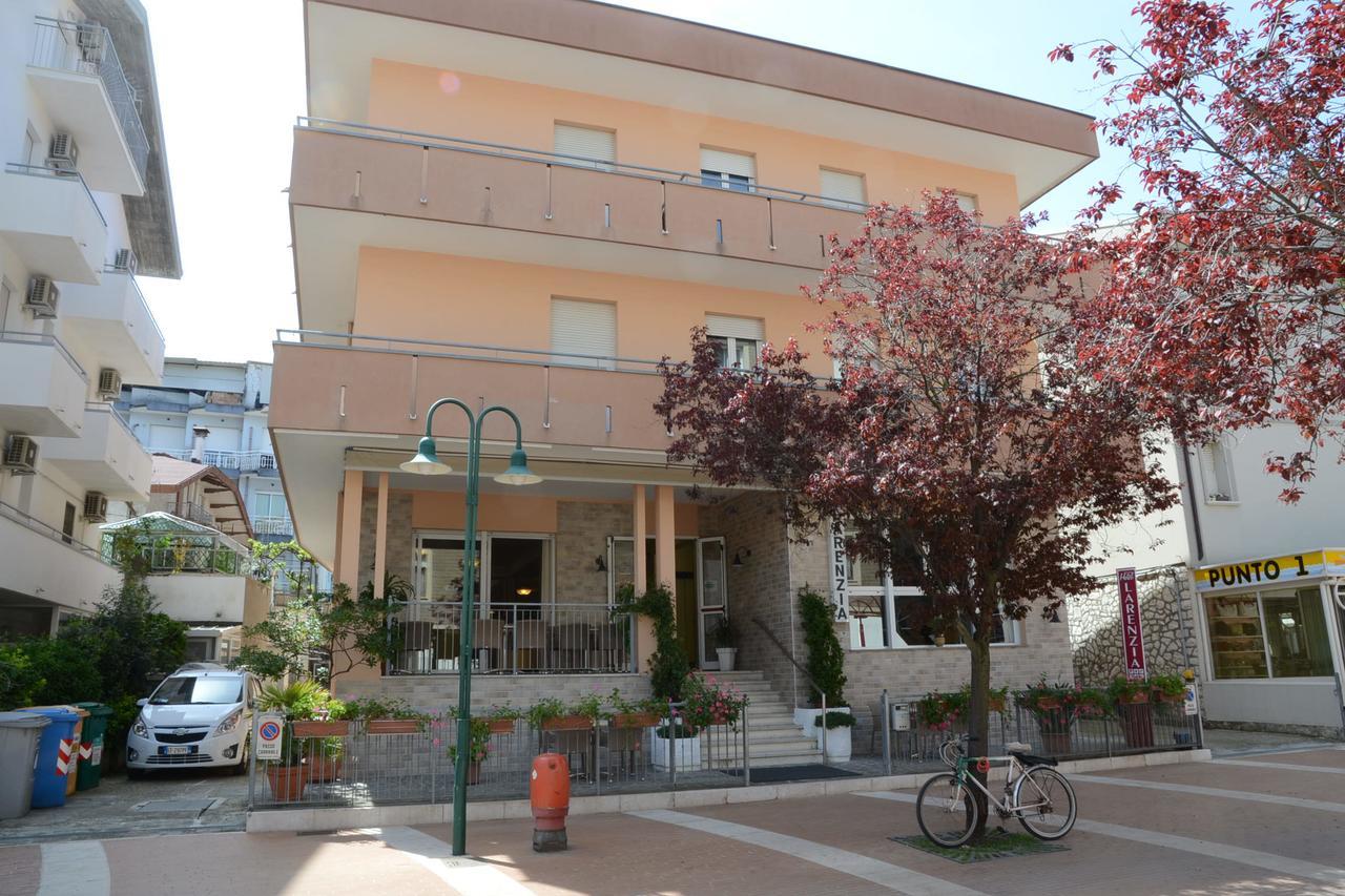 Albergo Larenzia Cattolica Eksteriør bilde